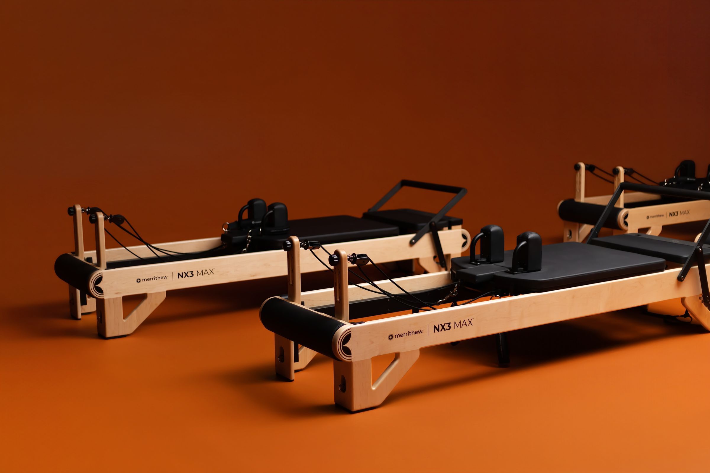 Dos reformers de madera NX3 MAX de Merrithew